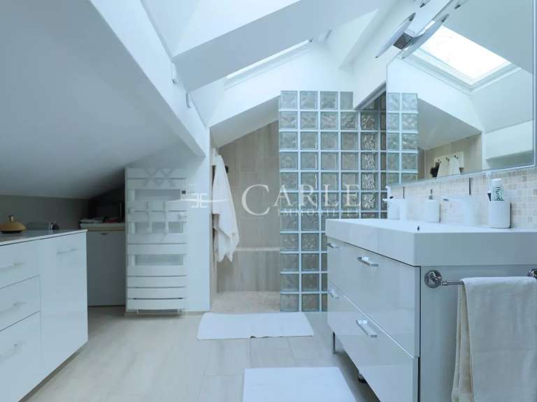 Propriété Décines-Charpieu - 5 chambres - 458m²