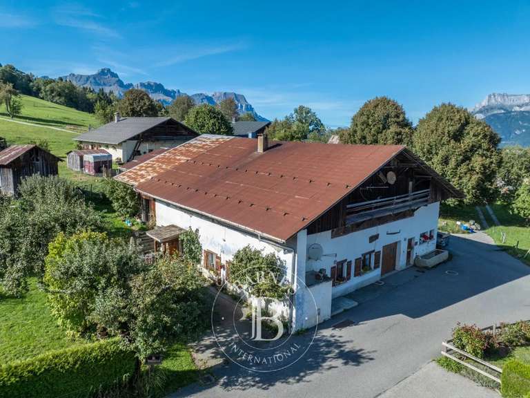 Bien atypique Demi-Quartier - 527m²