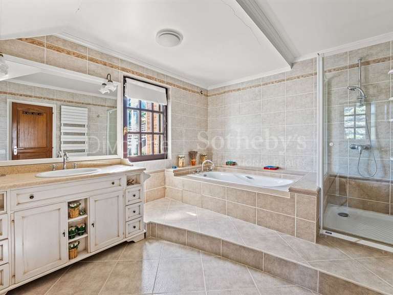 Maison Divonne-les-Bains - 6 chambres - 369m²