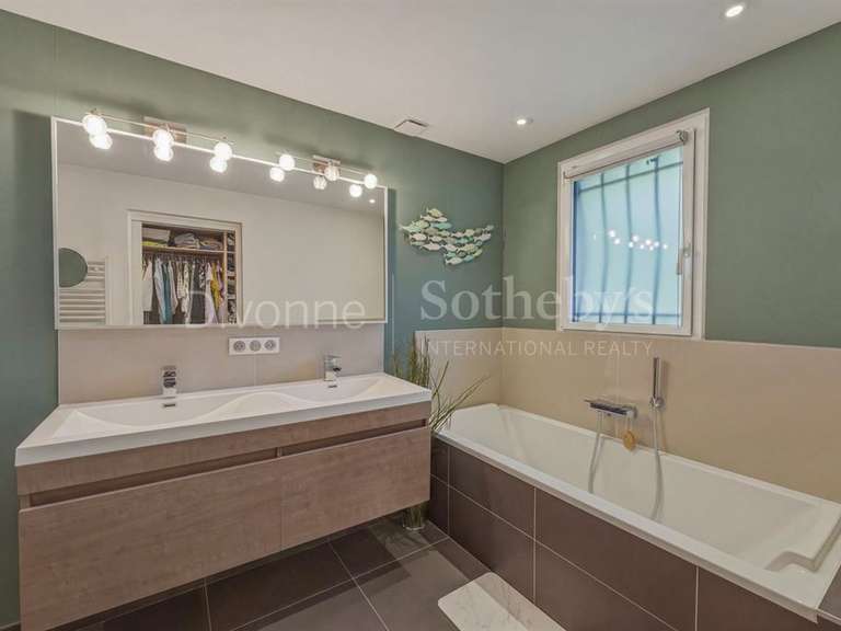 Maison Divonne-les-Bains - 4 chambres - 241m²