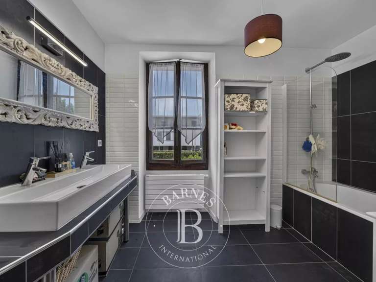 Maison Divonne-les-Bains - 4 chambres - 343m²