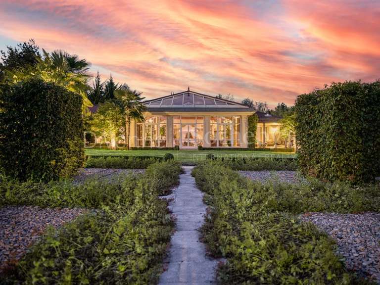 Propriété Divonne-les-Bains - 8 chambres - 1094m²