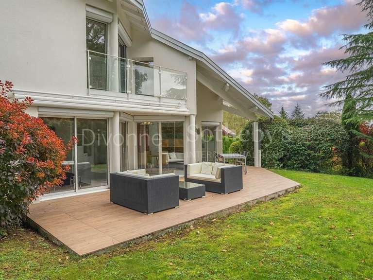 Maison Échenevex - 4 chambres - 244m²