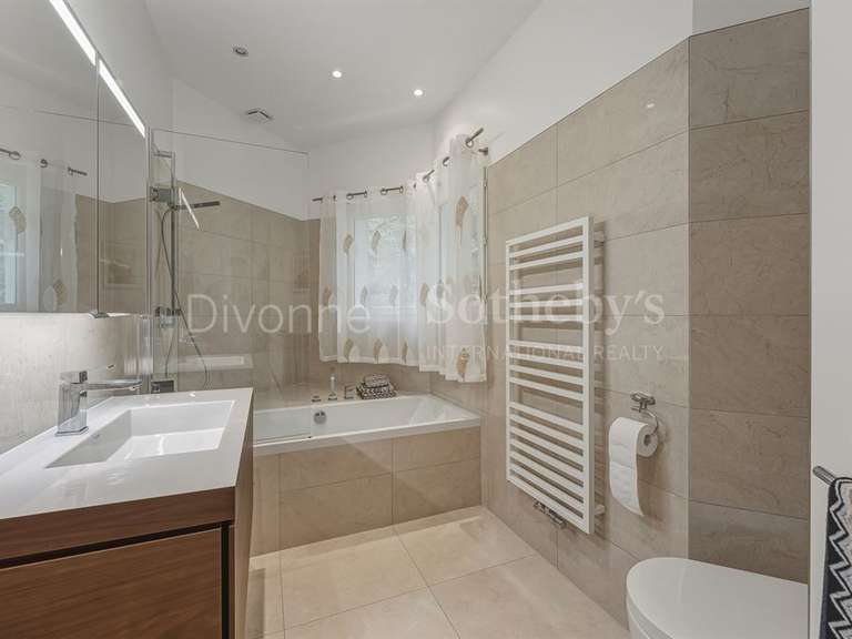 Maison Échenevex - 4 chambres - 244m²