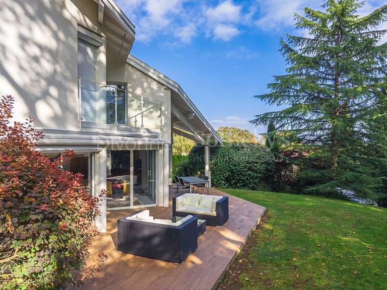 Maison Échenevex - 4 chambres - 244m²