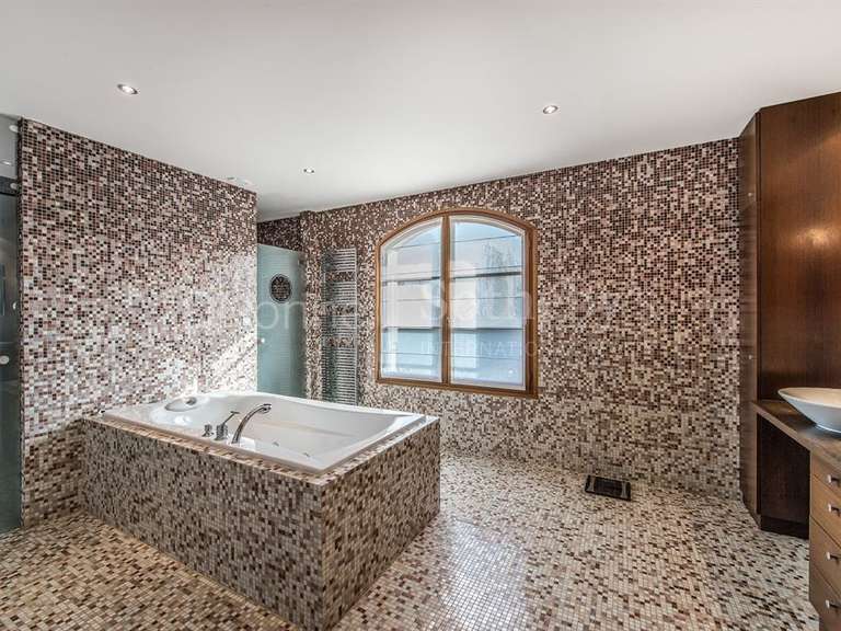 Maison Échenevex - 7 chambres - 605m²