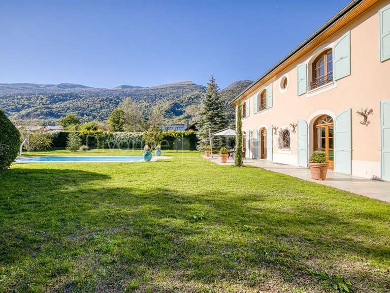 Maison Échenevex - 7 chambres - 605m²