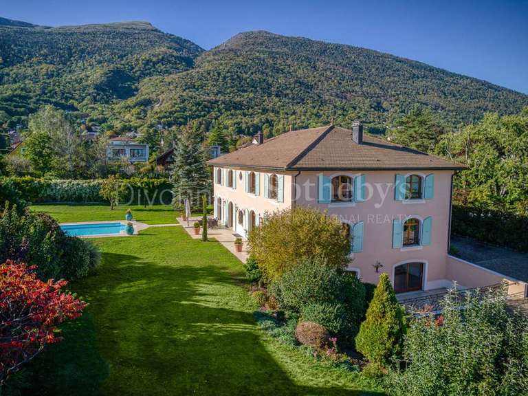 Maison Échenevex - 7 chambres - 605m²