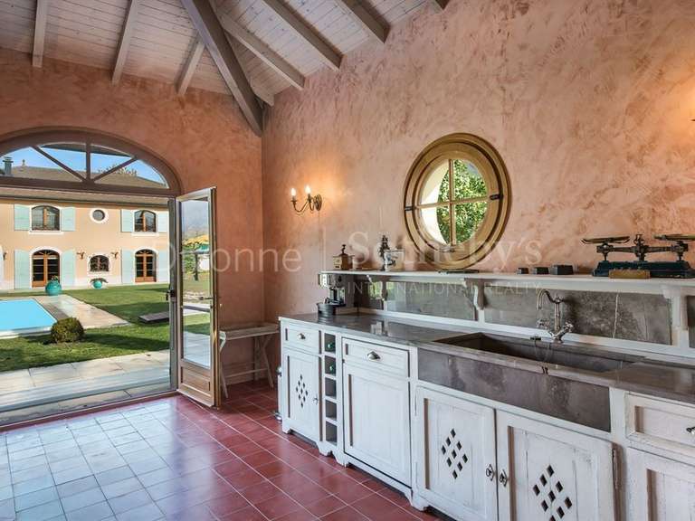 Maison Échenevex - 7 chambres - 605m²