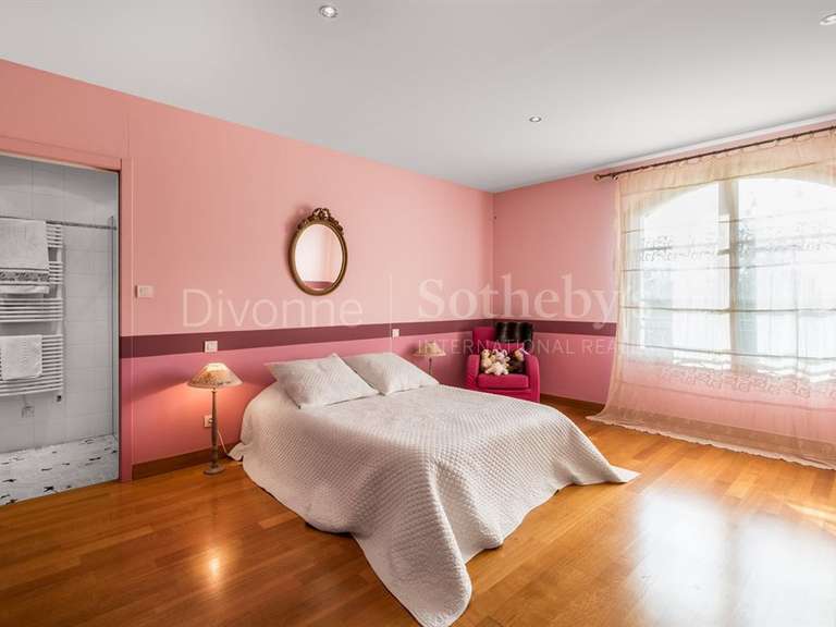 Maison Échenevex - 7 chambres - 605m²