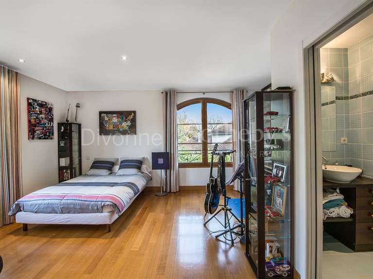 Maison Échenevex - 7 chambres - 605m²