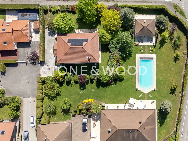 Maison Échenevex - 6 chambres - 605m²