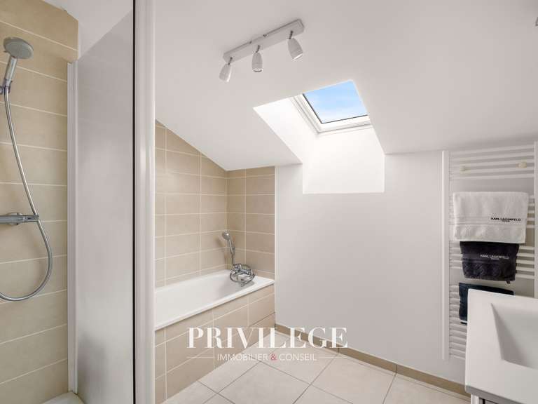 Appartement Écully - 5 chambres - 192m²