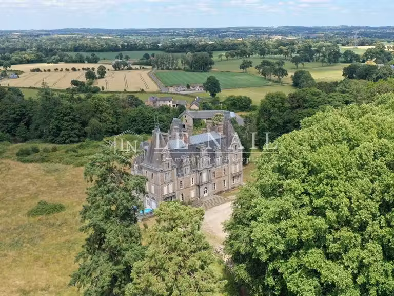 Château Ernée - 7 chambres - 700m²