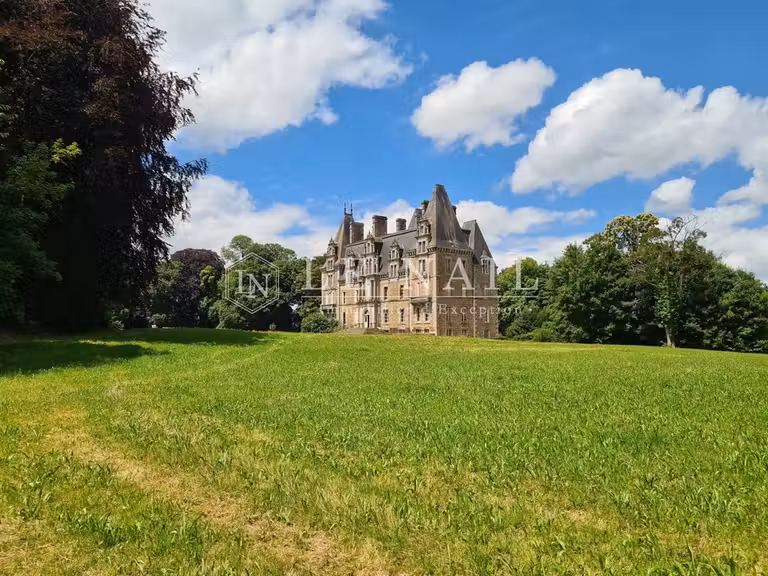 Château Ernée - 7 chambres - 700m²