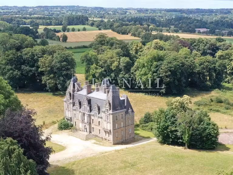 Château Ernée - 7 chambres - 700m²
