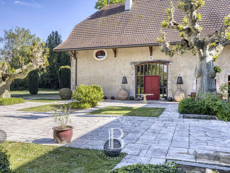 Propriété Ésery - 9 chambres - 875m²