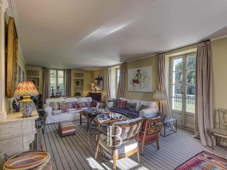 Propriété Ésery - 9 chambres - 875m²