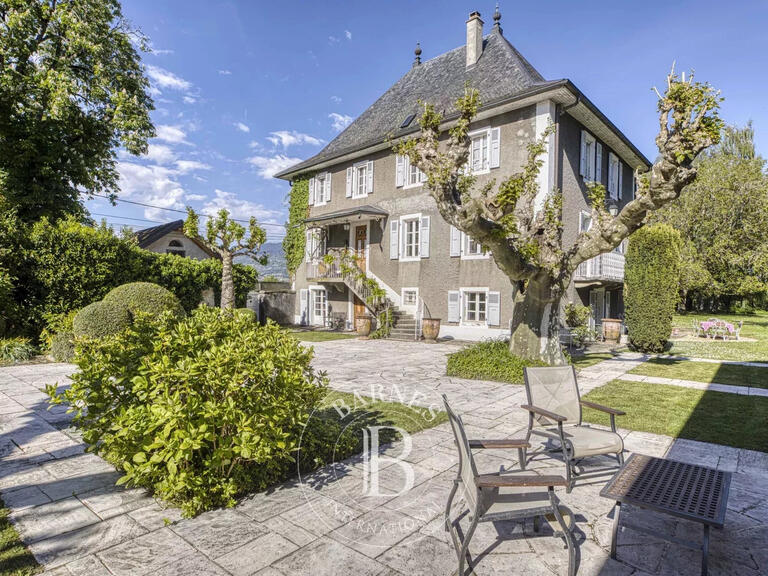Propriété Ésery - 9 chambres - 875m²