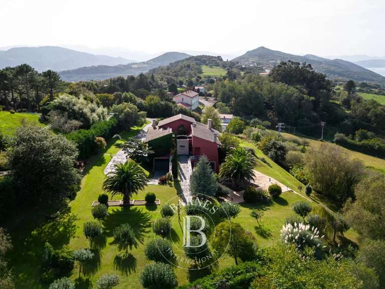 Maison Saint-Sébastien - 5 chambres - 668m²