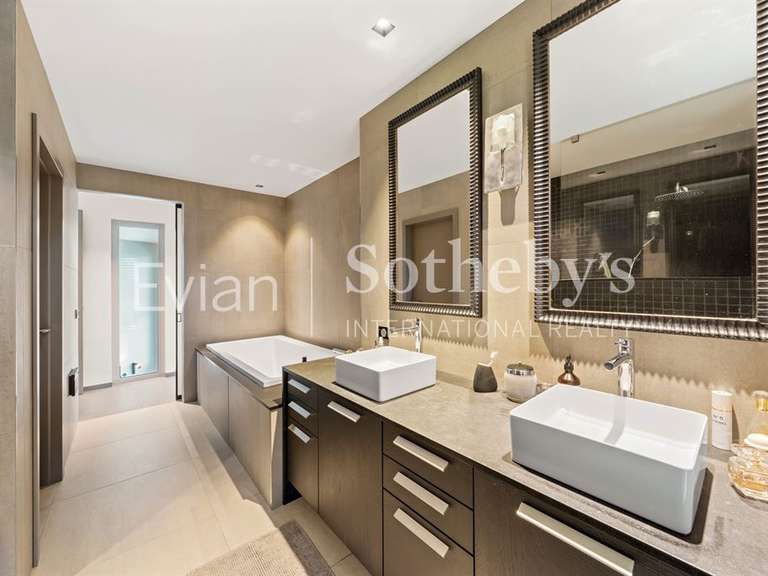 House Évian-les-Bains - 3 bedrooms - 302m²