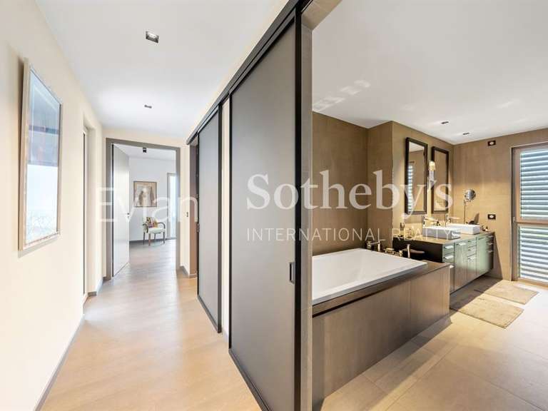 House Évian-les-Bains - 3 bedrooms - 302m²
