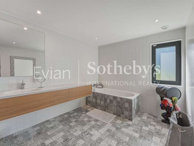 House Évian-les-Bains - 4 bedrooms - 216m²