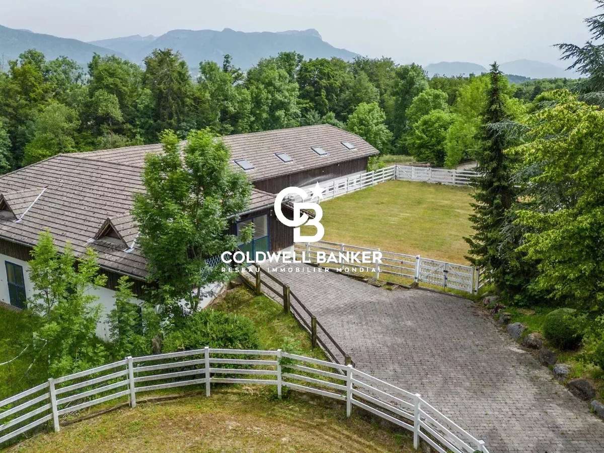 Equestrian property Évires