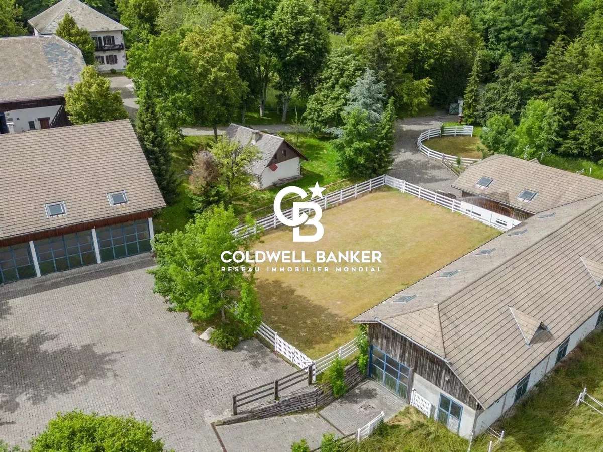 Equestrian property Évires