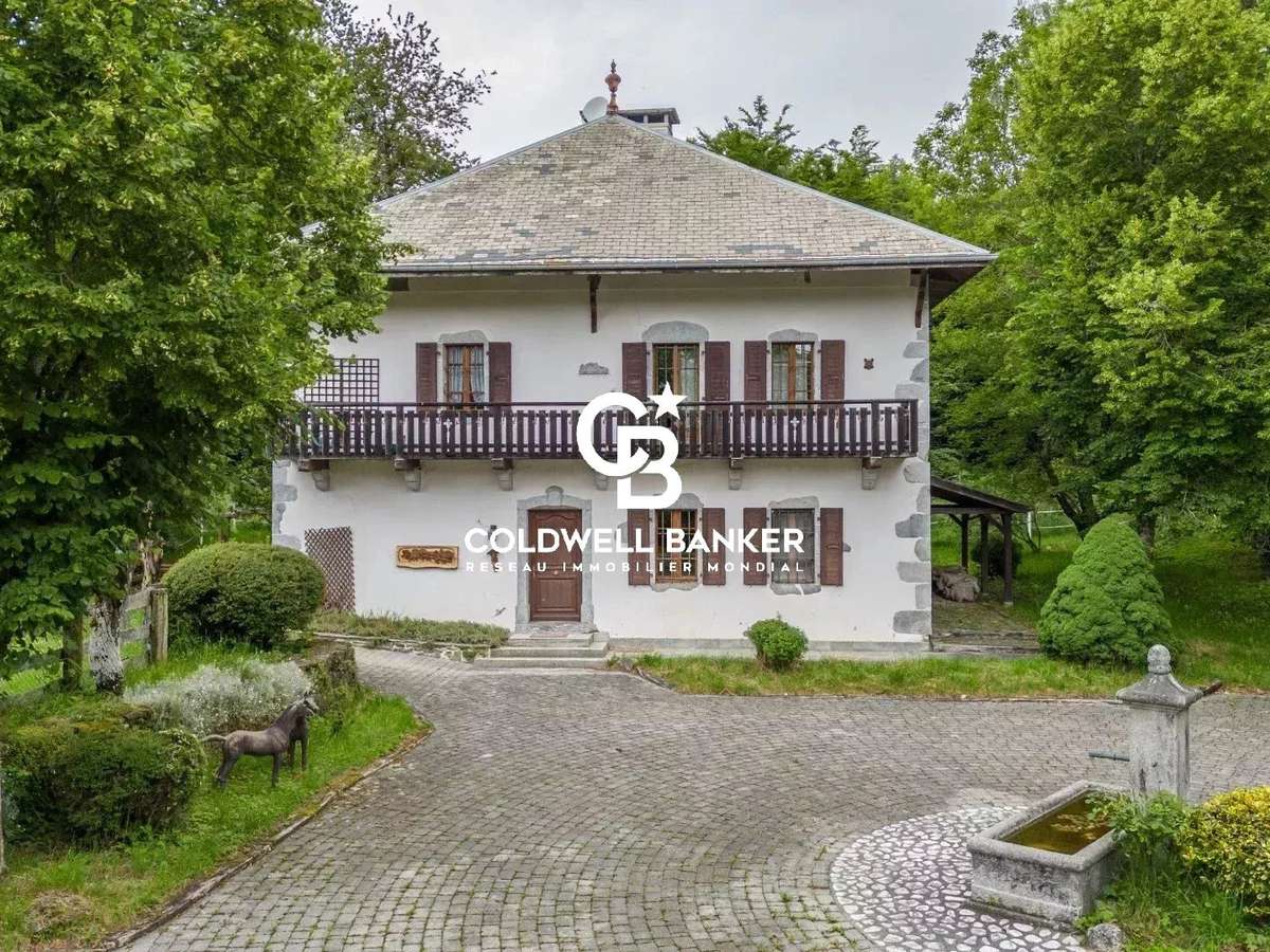 Equestrian property Évires