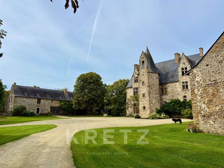 Castle Évron - 4 bedrooms - 380m²
