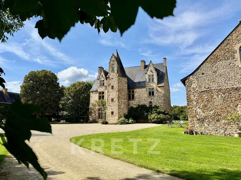 Castle Évron - 4 bedrooms - 380m²