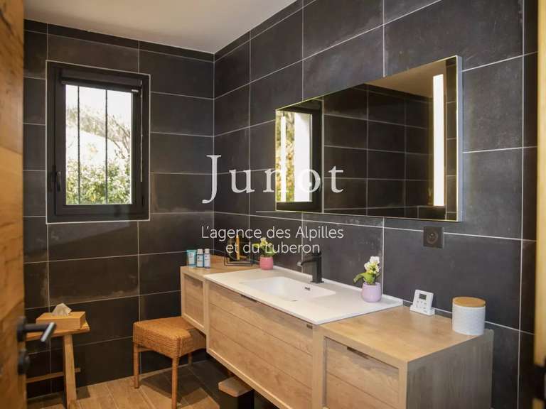 House Eygalières - 3 bedrooms - 2000m²