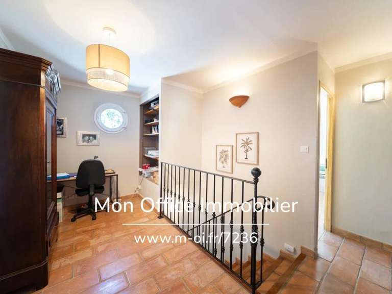 Maison Eyguières - 5 chambres - 148m²
