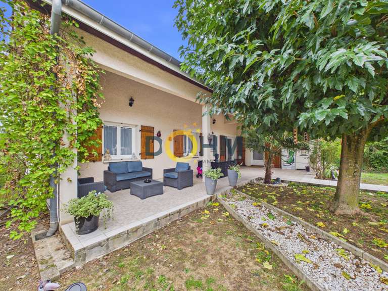 House Faverges-de-la-Tour - 9 bedrooms - 270m²
