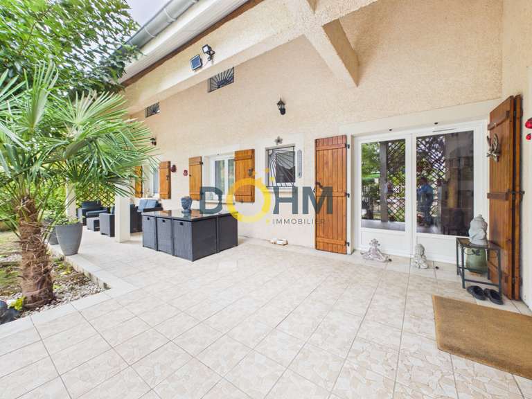 House Faverges-de-la-Tour - 9 bedrooms - 270m²