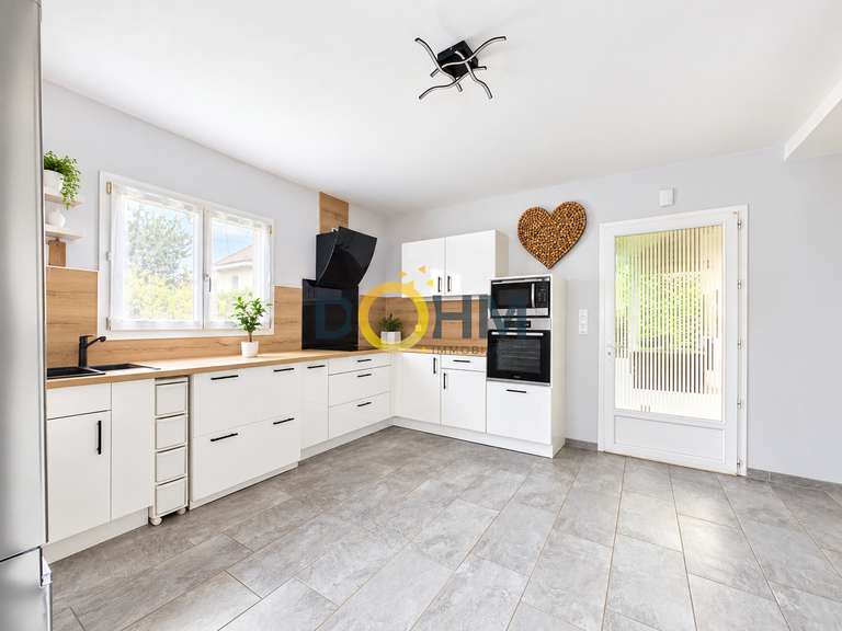 House Faverges-de-la-Tour - 9 bedrooms - 270m²