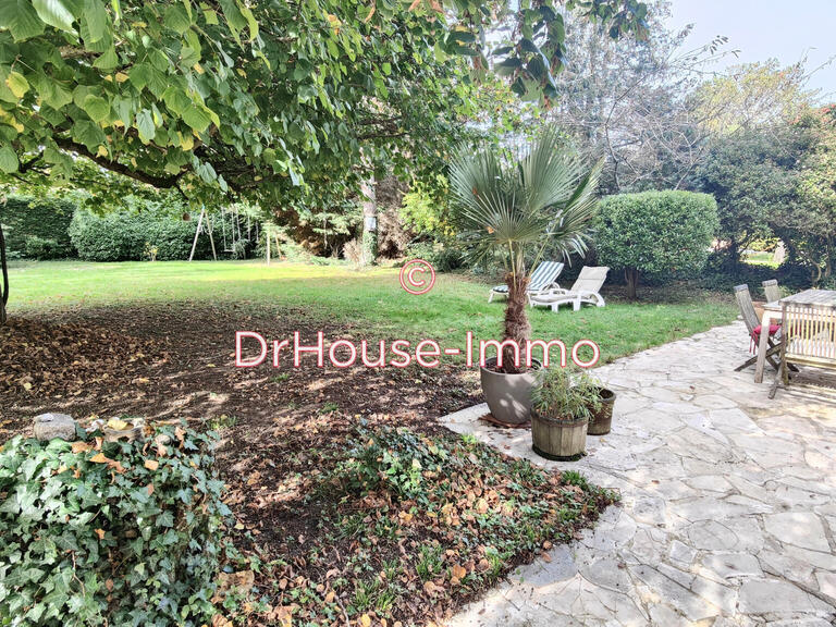 Villa Feucherolles - 4 bedrooms - 241m²