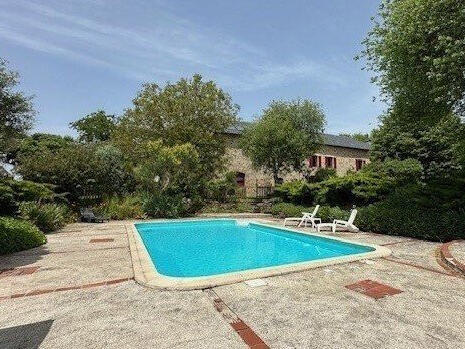 Unusual property Figeac