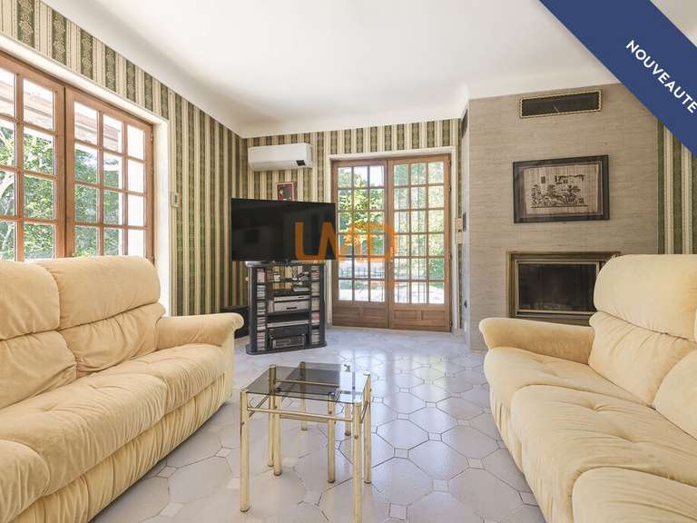 Maison Flassans-sur-Issole - 5 chambres - 210m²