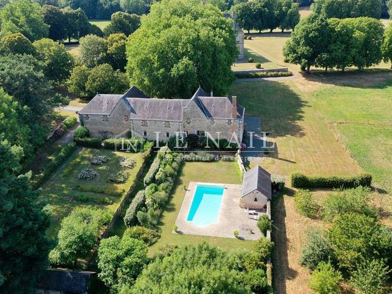 Château Fontenay-le-Comte - 6 chambres - 600m²