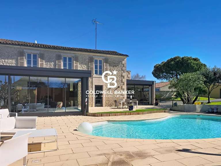 Maison Fontenay-le-Comte - 3 chambres - 259m²