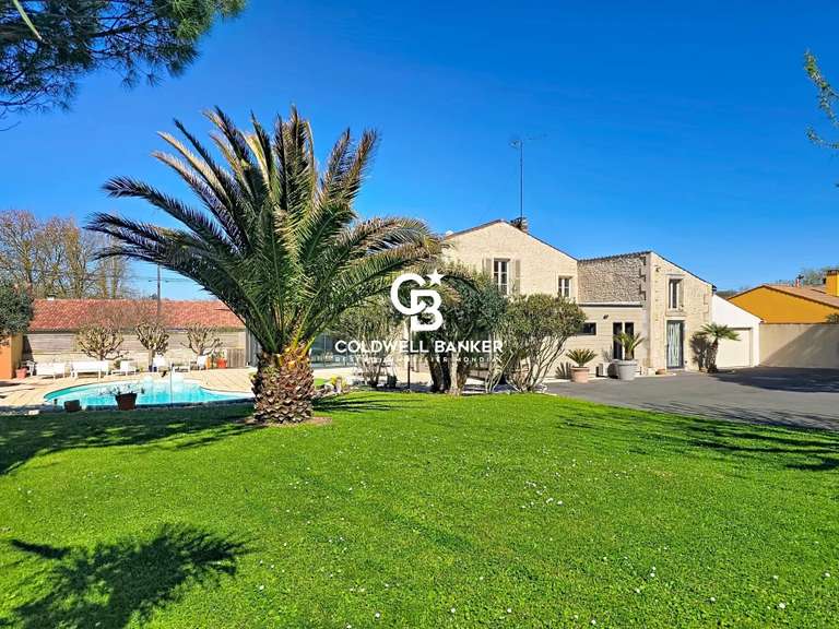 Maison Fontenay-le-Comte - 3 chambres - 259m²