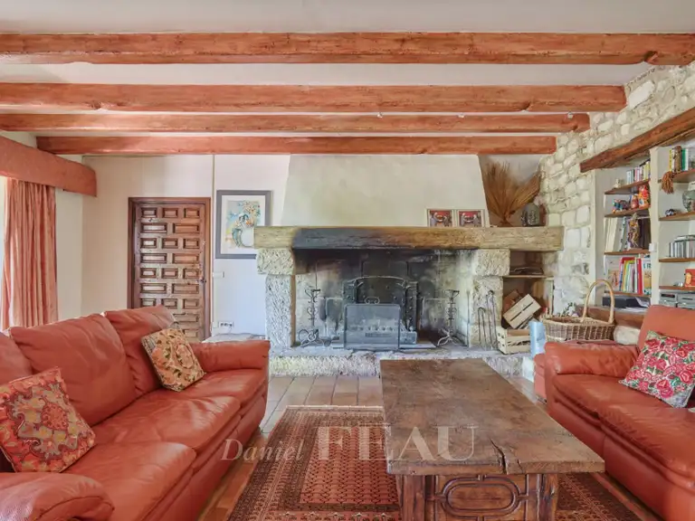 Maison Fourques - 14 chambres - 805m²