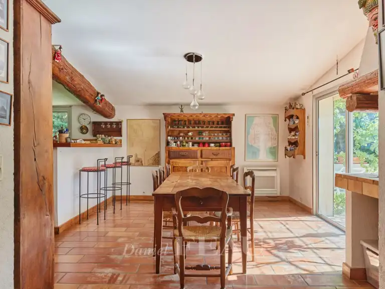 Maison Fourques - 14 chambres - 805m²