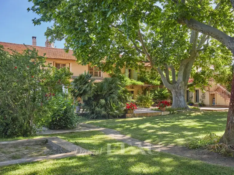 Maison Fourques - 14 chambres - 805m²