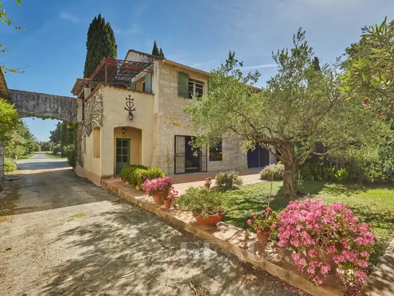 Maison Fourques - 14 chambres - 805m²