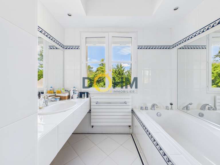 Maison Fraisses - 6 chambres - 196m²