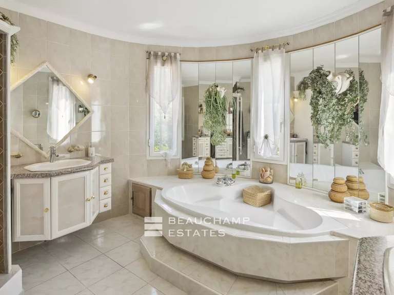 Villa Fréjus - 4 bedrooms - 216m²