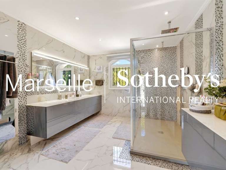 Maison Gémenos - 3 chambres - 401m²